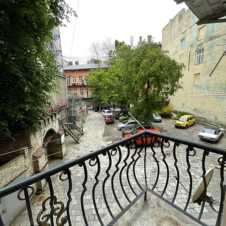 тиха з балконом в центрі біля оперного театру!