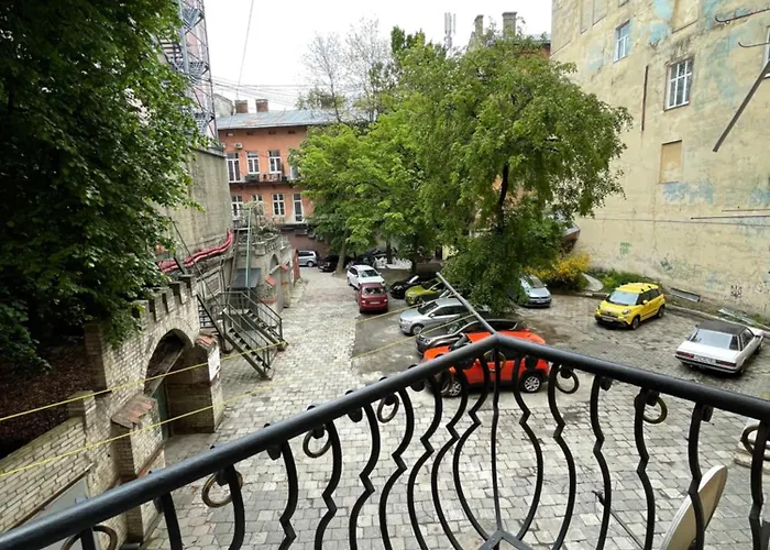 тиха з балконом в центрі біля оперного театру!